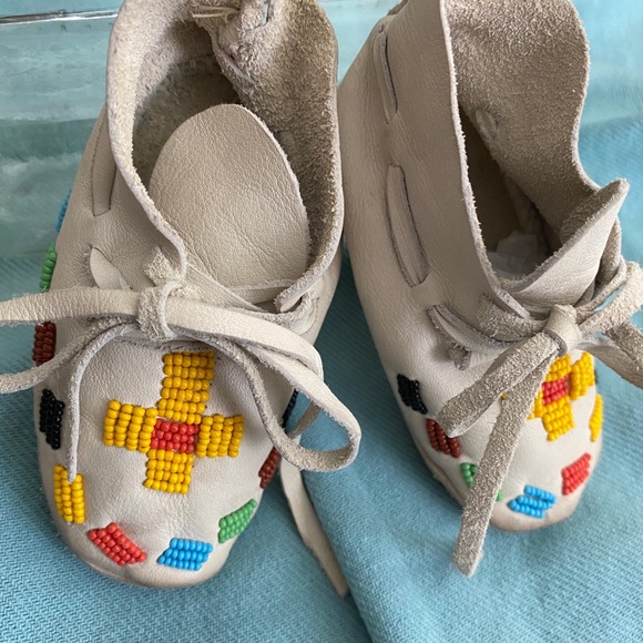BEAUTIFUL NATIVE AMERICAN DEERSKIN MOCCASINS 🪶 - Picture 7 of 15